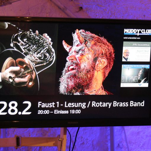 Bildschirm mit Anzeige des Veranstaltungsplakates von Rotary Brass